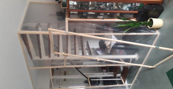 Open trapportaal afschotten met houten wand, waarin schuifdeur komt om warmteverlies te voorkomen.